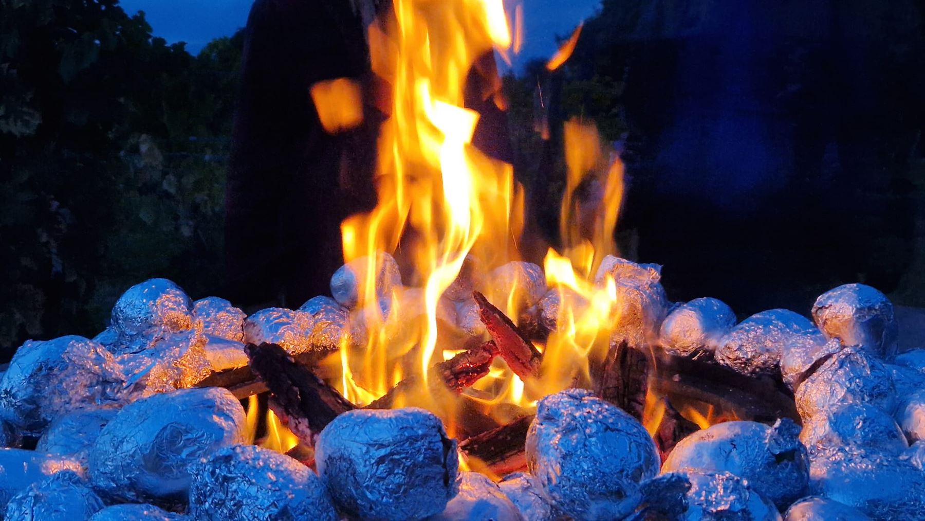 Flammes vives et braises rougeoyantes dans le foyer d'un brasero