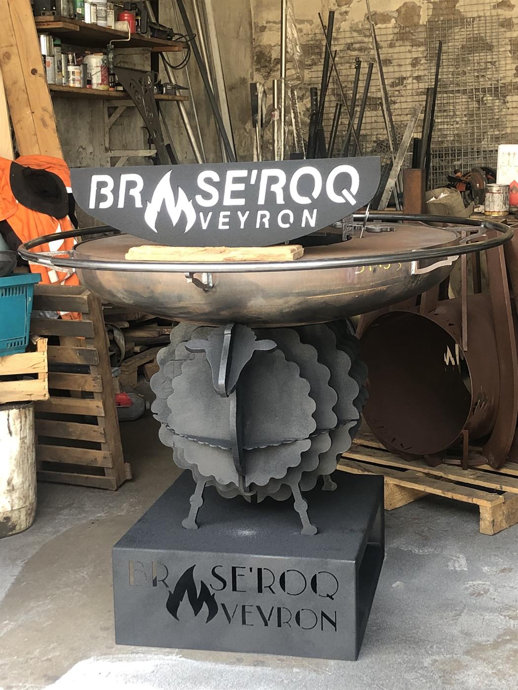 Brasero dont le piètement représente une brebis en acier découpé, symbole de l'Aveyron